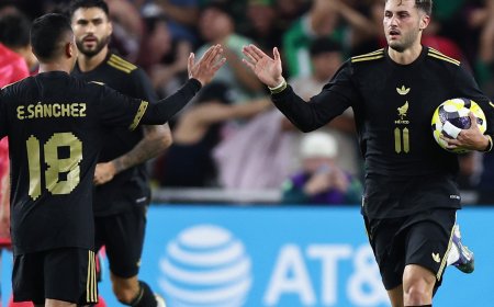 Santi Giménez salva al Tri